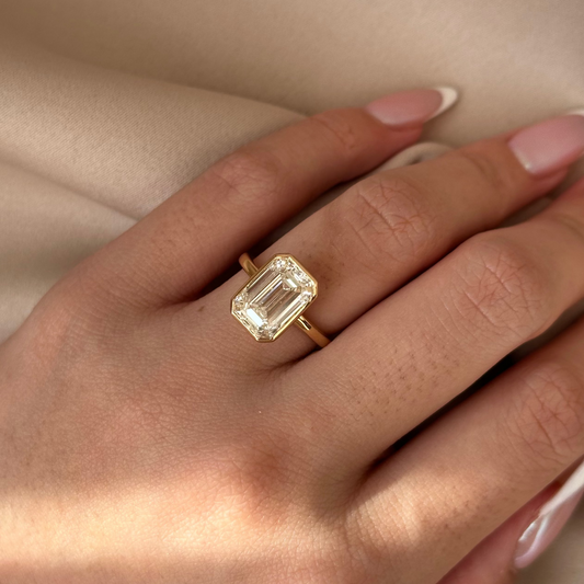 4 CT Emerald Bezel & Solitaire Moissanite Engagement Ring