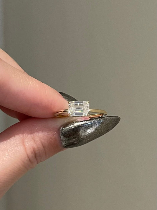 1 CT Emeald Shaped Moissanite Engagement Ring In Solitaire Design