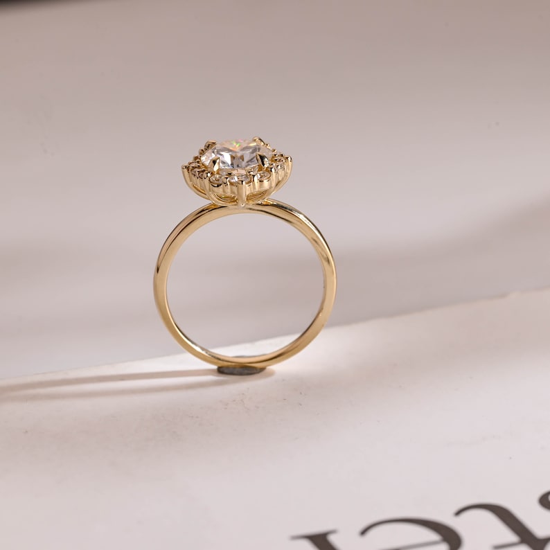1.5 CT Round Halo Moissanite Engagement Ring
