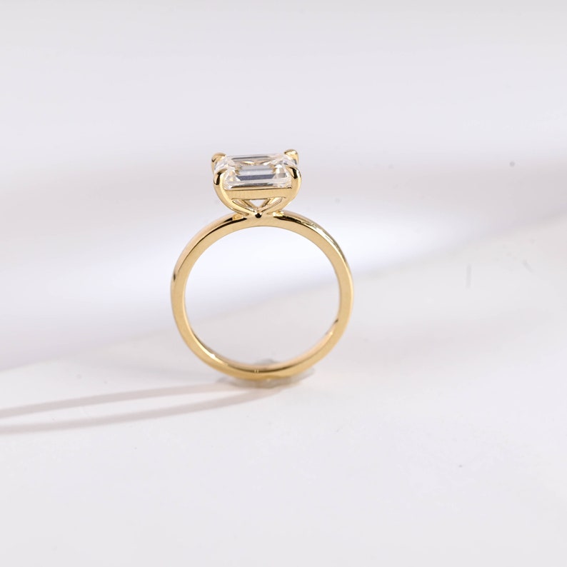 2.0 CT Emerald Solitaire Moissanite Engagement Ring