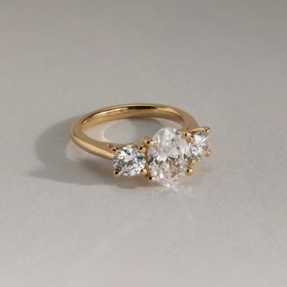 2 CT Oval Three Stone Moissanite Engagement Ring