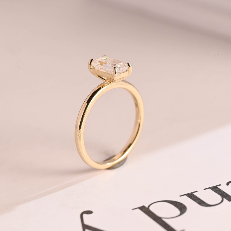 2.0 CT Emerald Solitaire Moissanite Engagement Ring