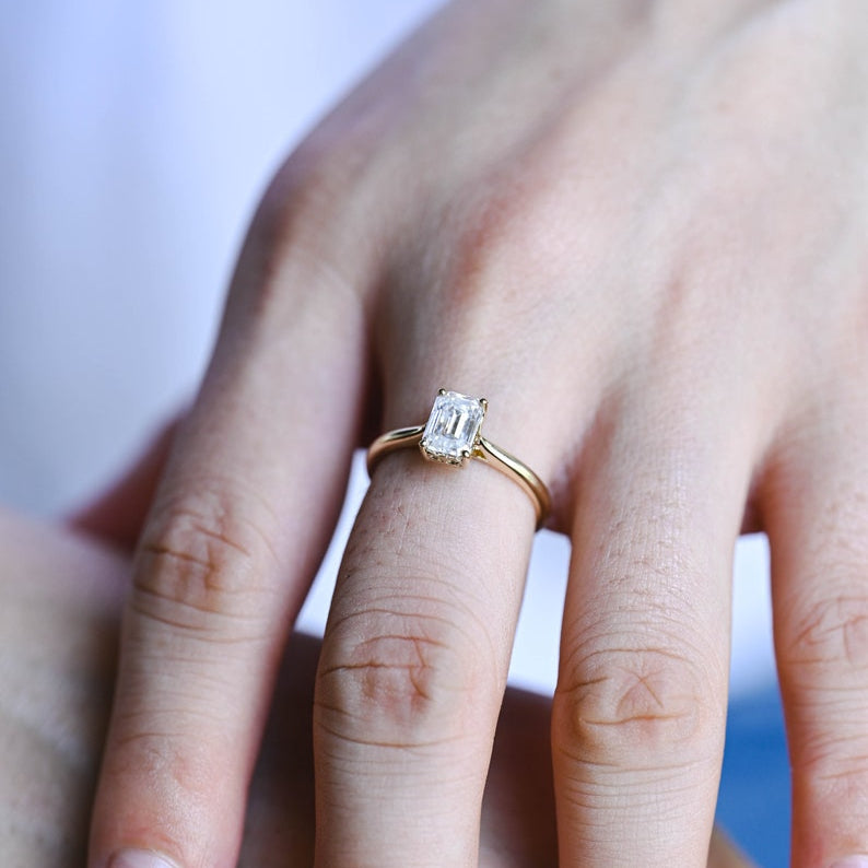 2.0 CT Emerald Solitaire Moissanite Engagement Ring