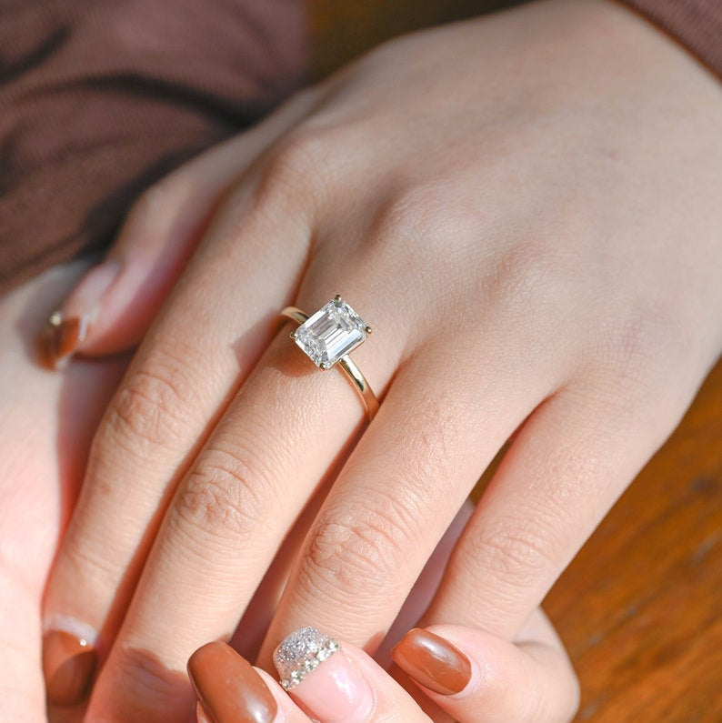 2.0 CT Emerald Solitaire Moissanite Engagement Ring
