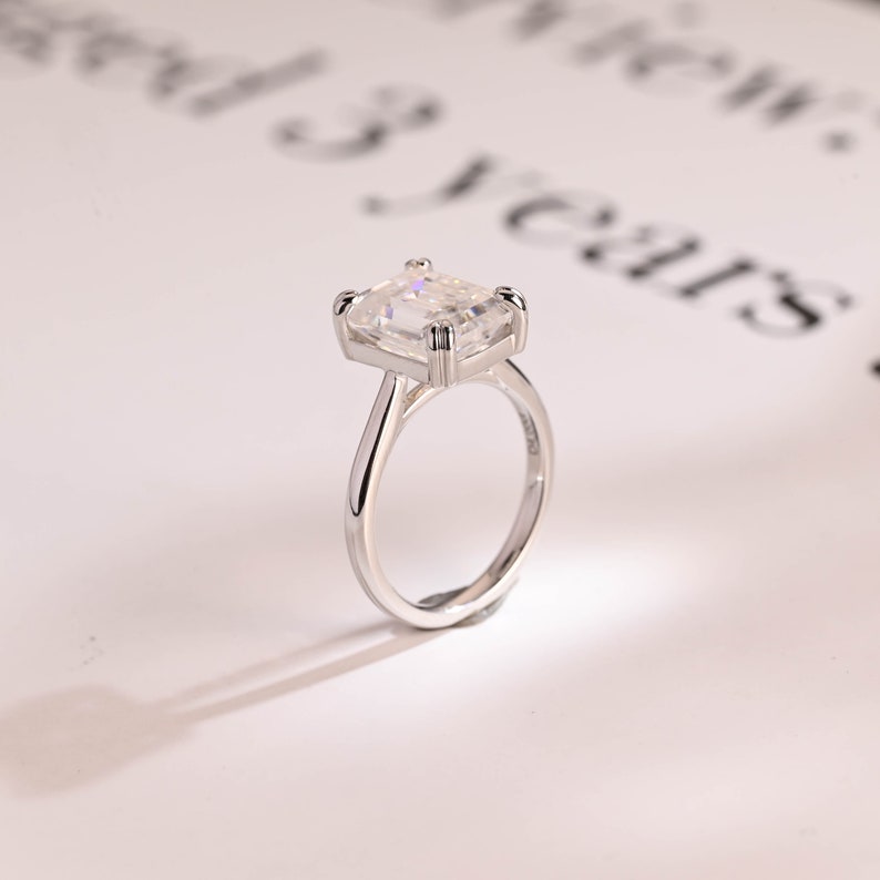 2.0 CT Emerald Solitaire Moissanite Engagement Ring