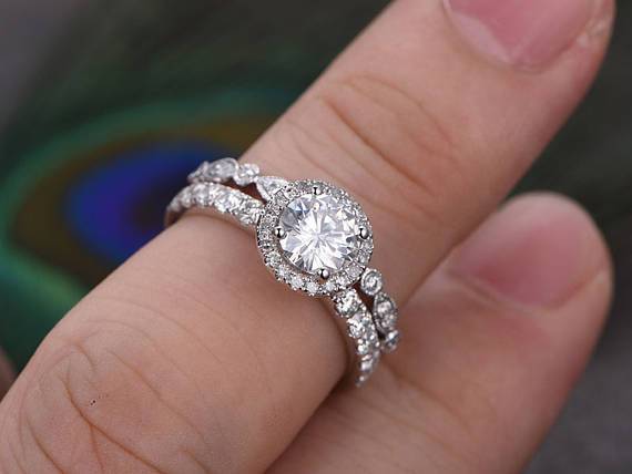 1.0 CT Round Cut Halo Moissanite Bridal Ring Set 2