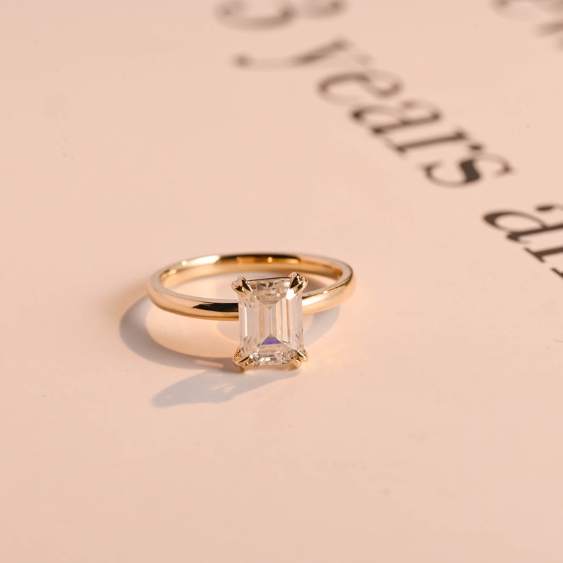 2.0 CT Emerald Solitaire Moissanite Engagement Ring