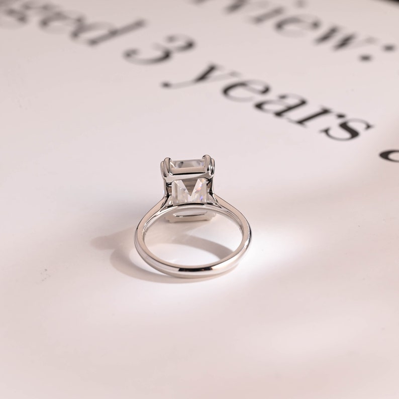 2.0 CT Emerald Solitaire Moissanite Engagement Ring