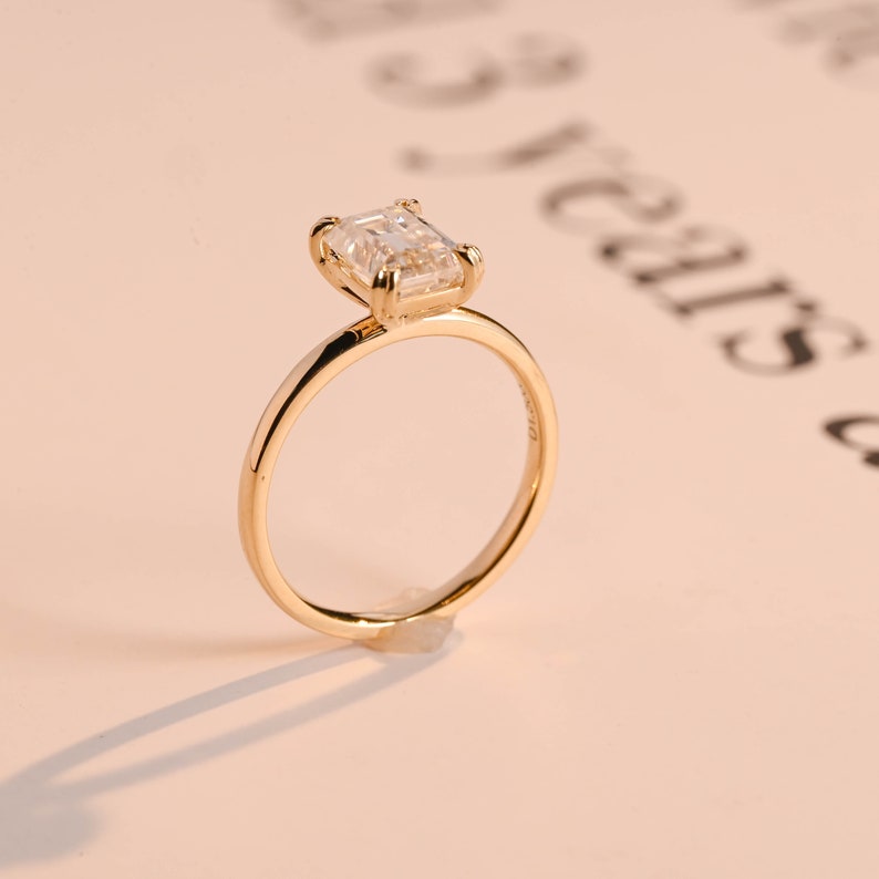 2.0 CT Emerald Solitaire Moissanite Engagement Ring
