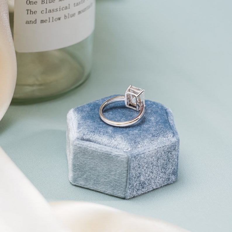 2.0 CT Emerald Solitaire Moissanite Engagement Ring