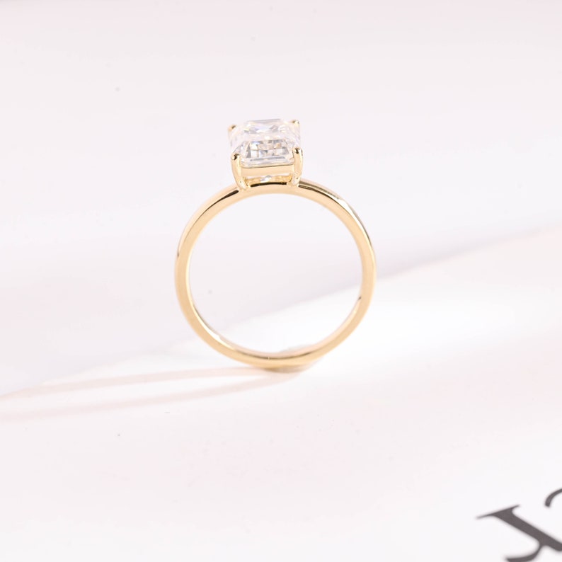 2.0 CT Emerald Solitaire Moissanite Engagement Ring