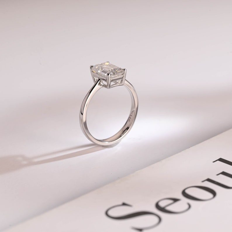2.0 CT Emerald Solitaire Moissanite Engagement Ring