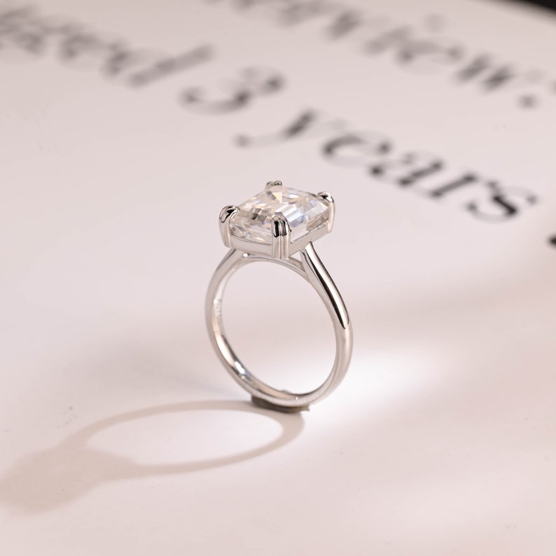 2.0 CT Emerald Solitaire Moissanite Engagement Ring