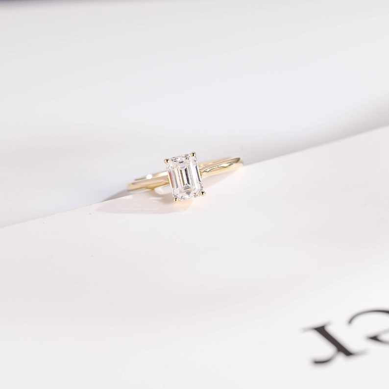 2.0 CT Emerald Solitaire Moissanite Engagement Ring