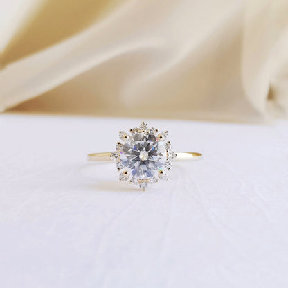 0.8 CT Round Cluster Moissanite Engagement Ring