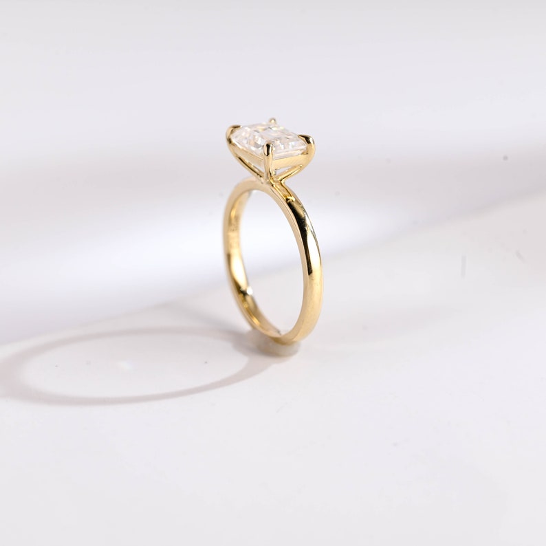 2.0 CT Emerald Solitaire Moissanite Engagement Ring
