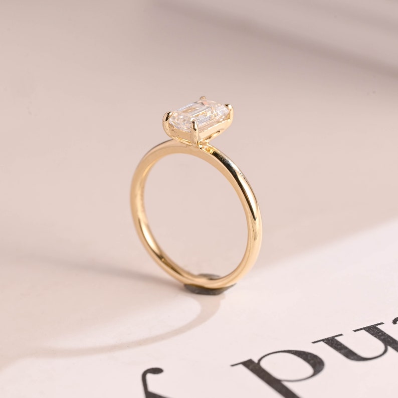 2.0 CT Emerald Solitaire Moissanite Engagement Ring