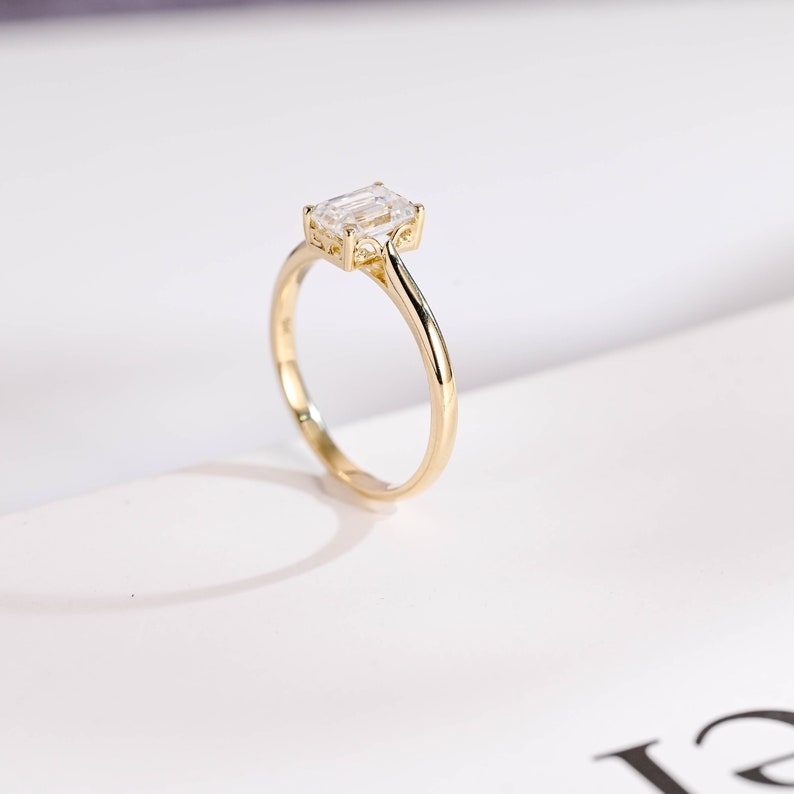 2.0 CT Emerald Solitaire Moissanite Engagement Ring