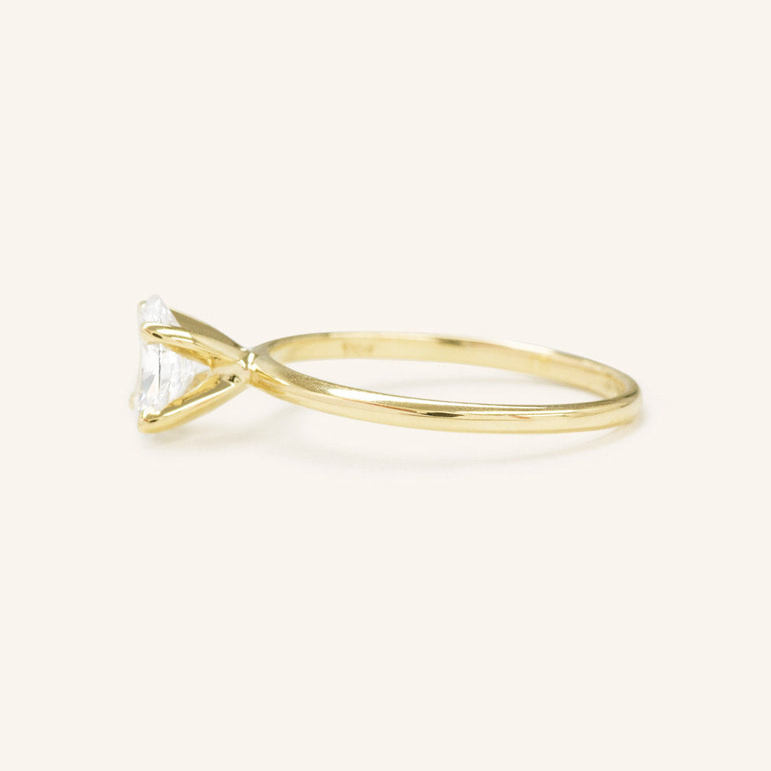1.33 CT Oval Soliatiare Moissanite Engagement Ring