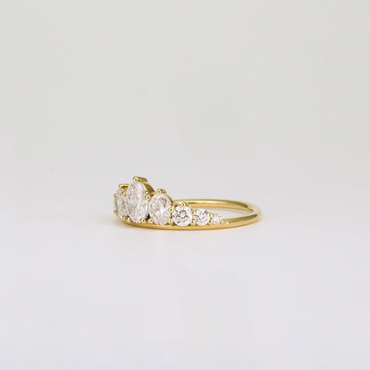 0.95 TCW Oval & Round Curved Moissanite Wedding Band