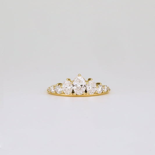 0.95 TCW Oval & Round Curved Moissanite Wedding Band
