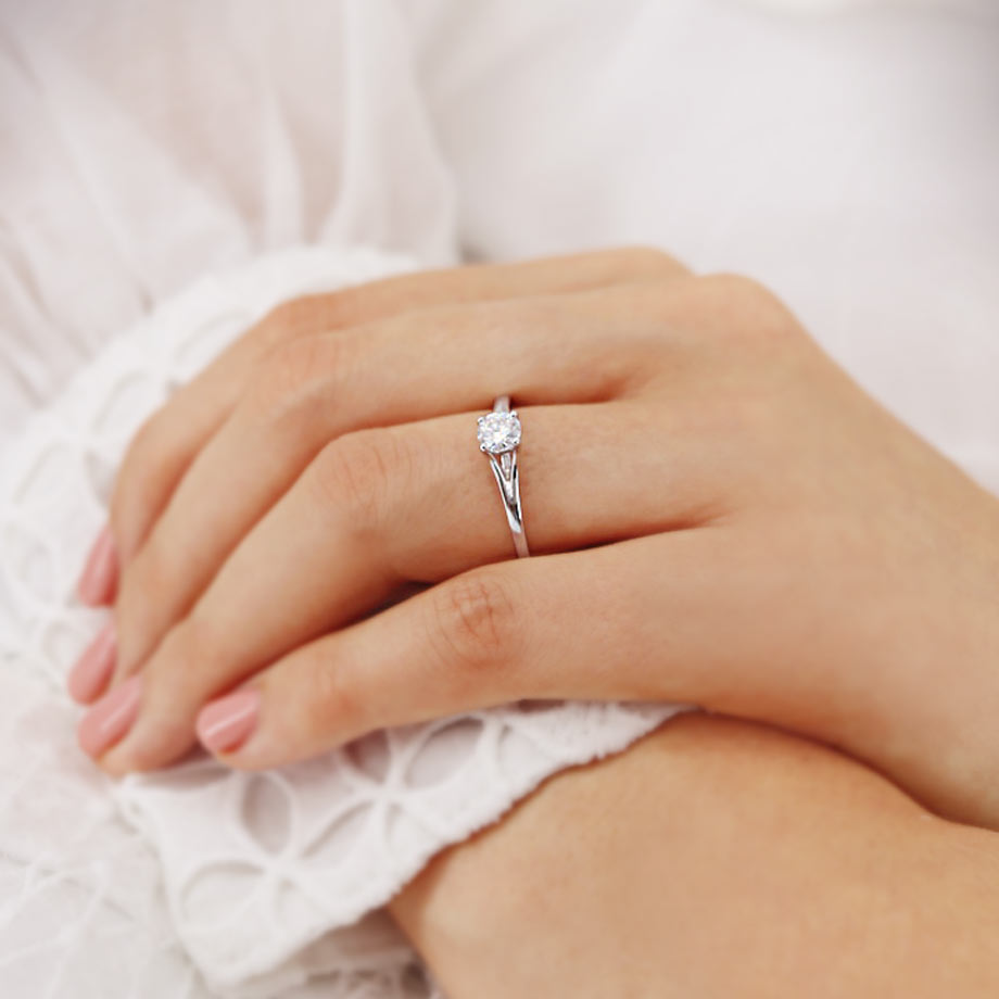 0.8 CT Round Solitaire Split Shank Moissanite Engagement Ring