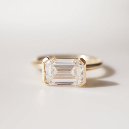 2.5 CT Emerald Solitare Moissanite Engagement Ring