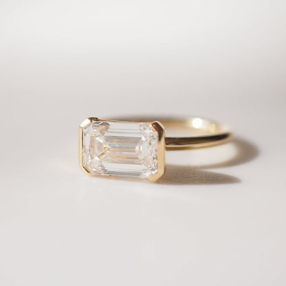 2.5 CT Emerald Solitare Moissanite Engagement Ring