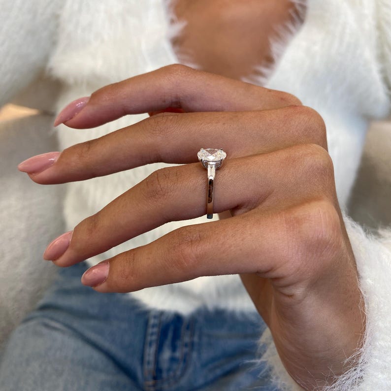 1 CT Oval Three Stone Moissanite Engagement Ring