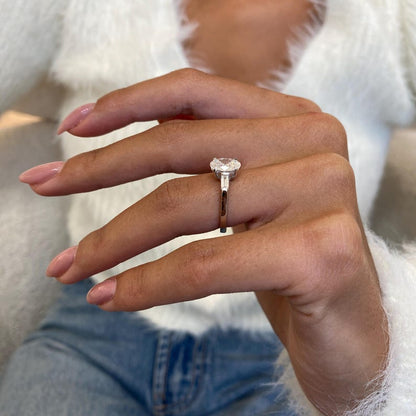 1 CT Oval Three Stone Moissanite Engagement Ring