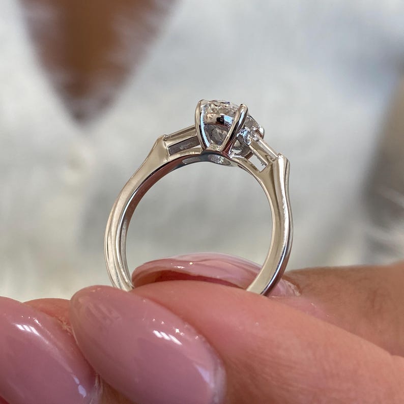 1 CT Oval Three Stone Moissanite Engagement Ring