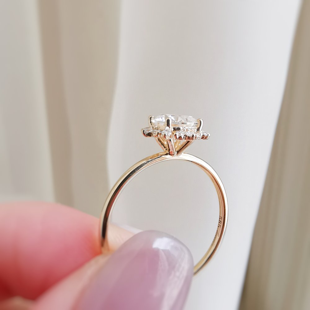 0.8 CT Round Cluster Moissanite Engagement Ring