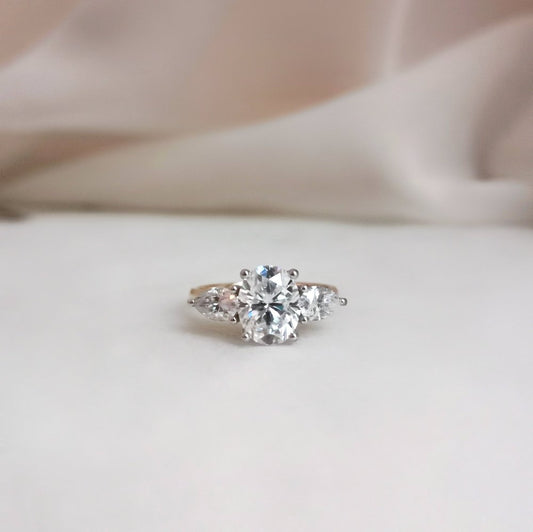 2 CT Oval Hidden Halo Moissanite Engagement Ring