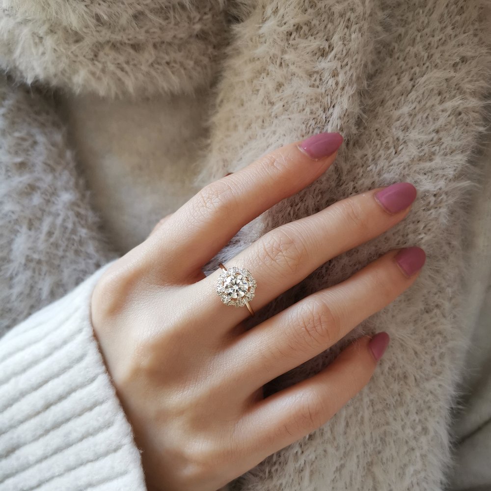 1 CT Round Halo Moissanite Engagement Ring