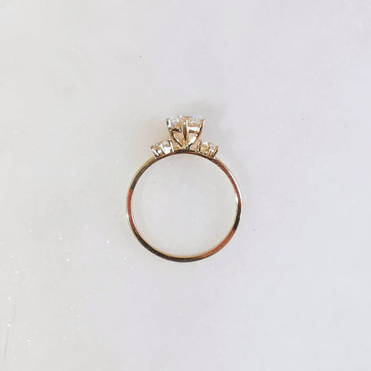 0.8 CT Round Three Stone Moissanite Engagement Rings