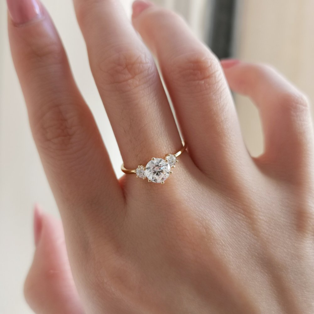 0.8 CT Round Three Stone Moissanite Engagement Rings