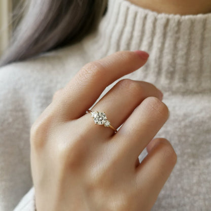 0.8 CT Round Three Stone Moissanite Engagement Rings