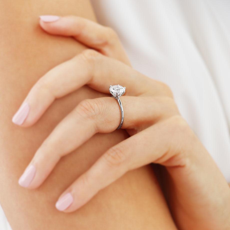 2.2 CT Round Solitaire Moissanite Engagement Ring