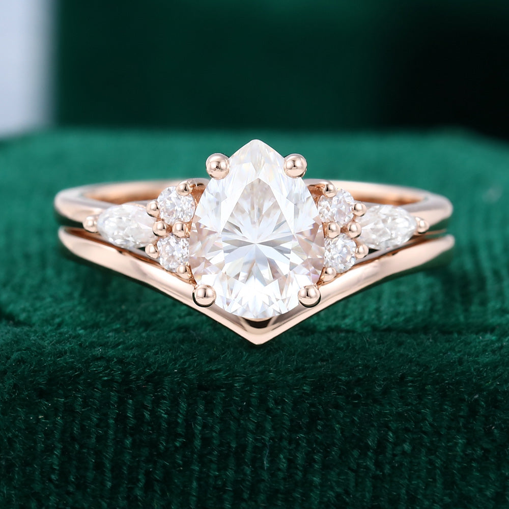 1.5 CT Pear Cluster Moissanite Bridal Set