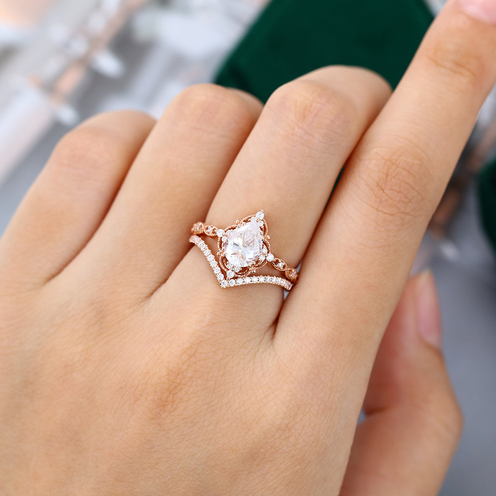 1.5 CT Pear Vintage Moissanite Bridal Set