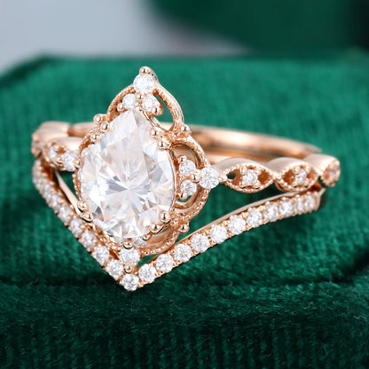 1.5 CT Pear Vintage Moissanite Bridal Set