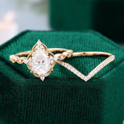 1.5 CT Pear Vintage Moissanite Bridal Set