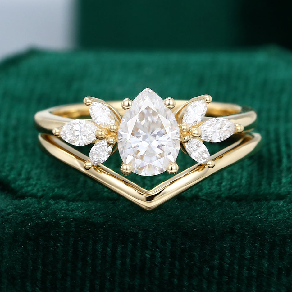 0.69 CT Pear Cluster Moissanite Bridal Set