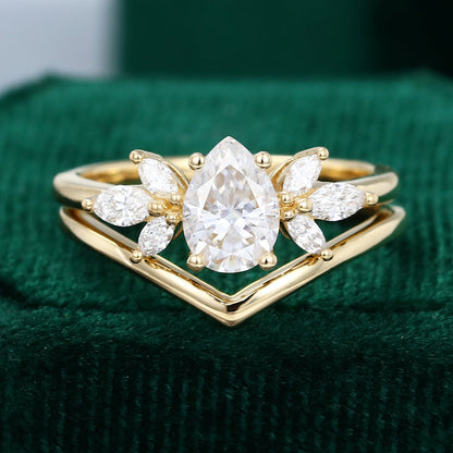 0.69 CT Pear Cluster Moissanite Bridal Set