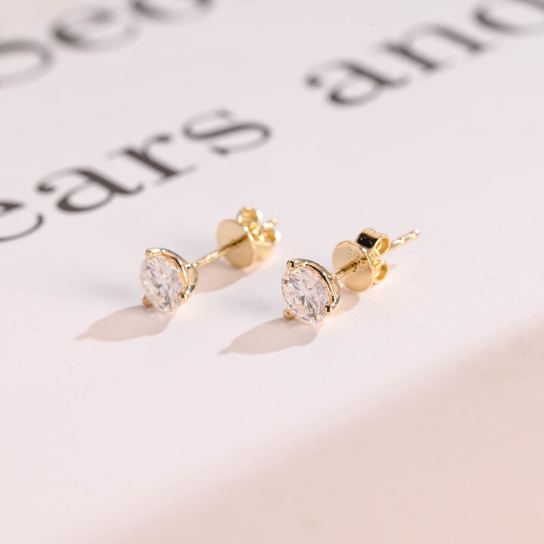 0.7 CT Round Moissanite Stud Earrings