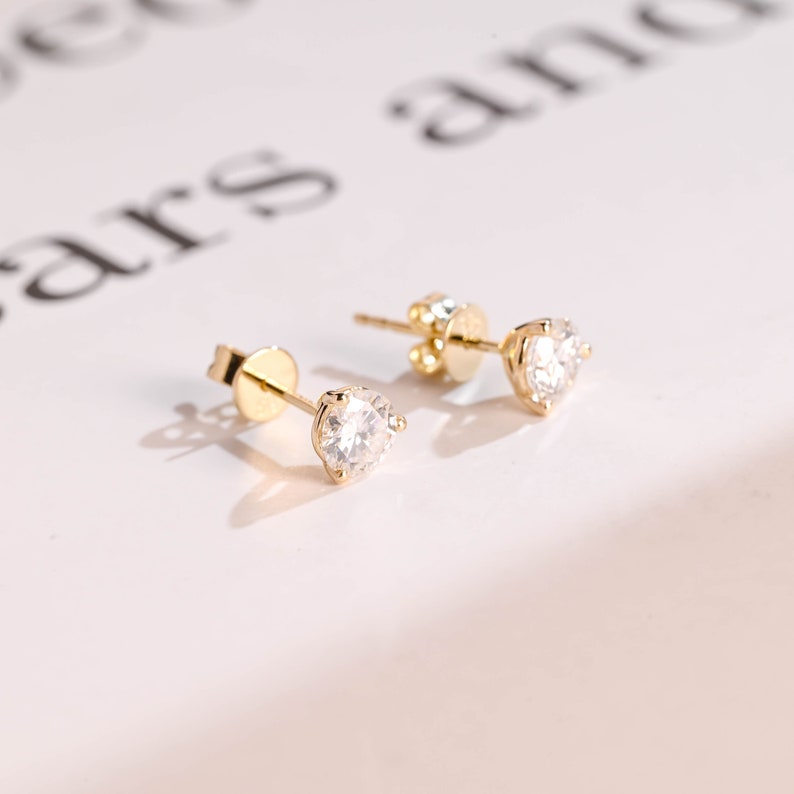 0.7 CT Round Moissanite Stud Earrings