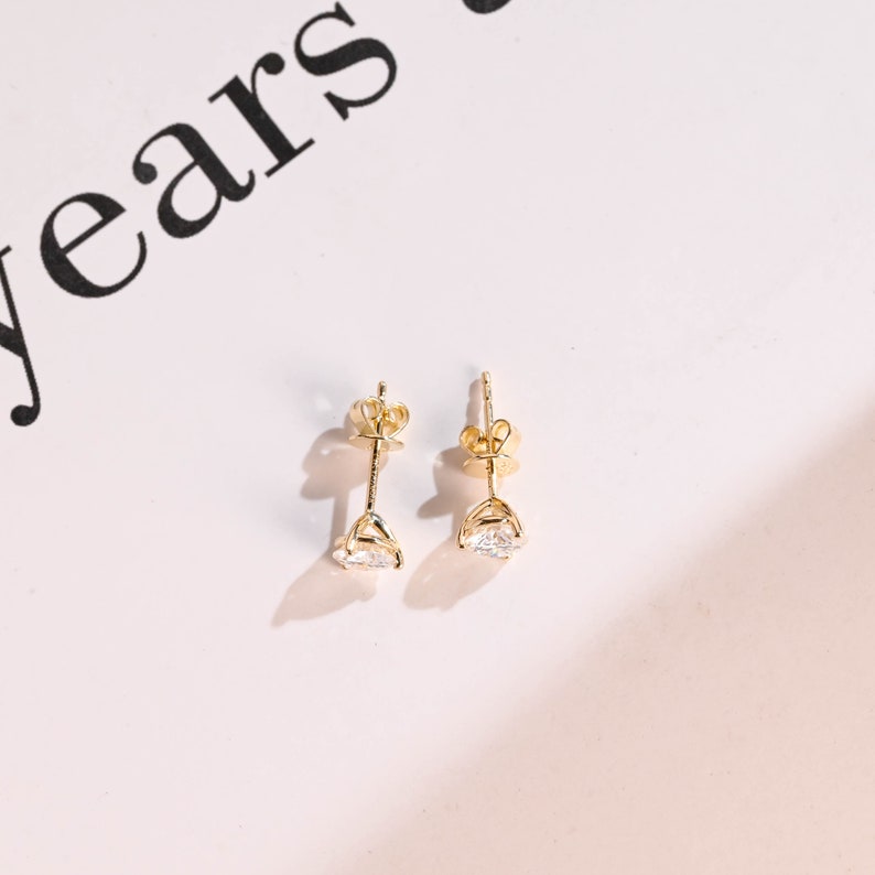 0.7 CT Round Moissanite Stud Earrings