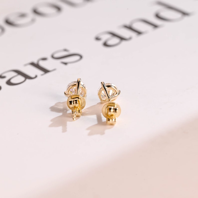 0.7 CT Round Moissanite Stud Earrings