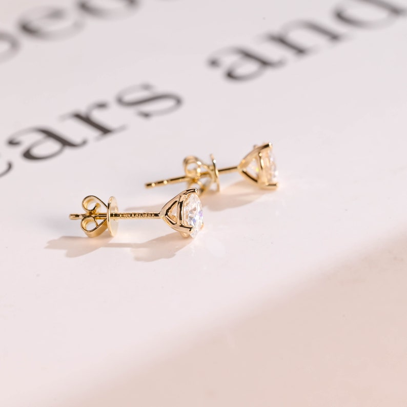 0.7 CT Round Moissanite Stud Earrings