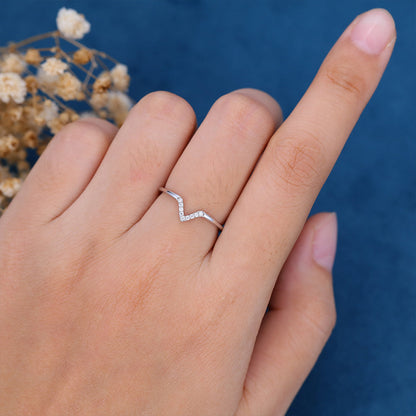 1.3 TCW Round Curved Moissanite Wedding Band